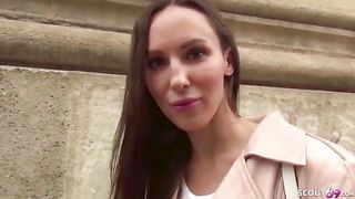 Пикапер за деньги практикует шикарный секс с симпатичной девушкой на белоснежной постели